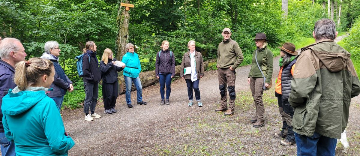 Begrüßung und Einführung im Wald