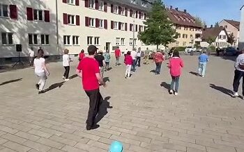 Internationaler Linedance Flashmob auf dem Botnanger Marktplatz