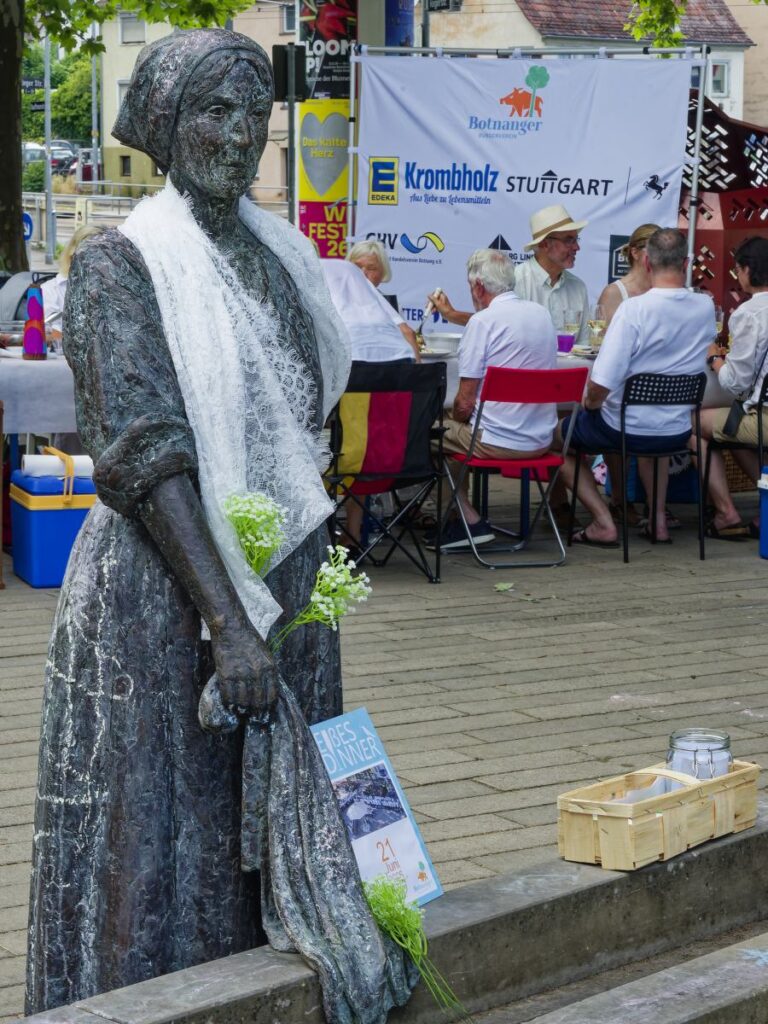 Waschfrau mit weißem Schal