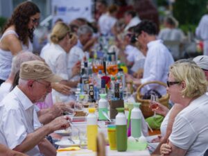Reich gedeckte Tafel
