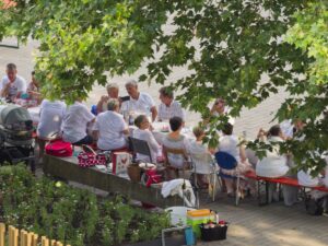 Weiße Tafel durch die Bäume