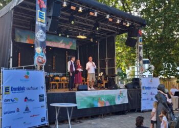Die Vorsitzenden des BBV Jürgen Schäfer und Uli Groß begrüßen gemeinsam mit der Bezirksvorsteherin Mina Smakaj das Publikum des Freitagabends und eröffnen das Kuckucksfest 2026