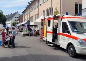 Spielstraße und Einblicke in einen Rettungswagen des DRK
